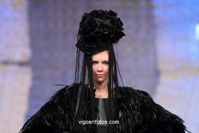 EL ÁNGEL AZUL. DISEÑADOR: MARÍA FENTE GONZÁLEZ. PASARELA TESOIRA 2010 DE MODA NUEVOS CREADORES 2010