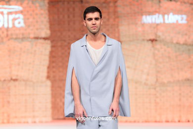 ACERCA DE LA CAMISA (ABOUT THE SHIRT). DISEÑADOR: ANTÍA LÓPEZ CEDRÓN. PASARELA TESOIRA 2010 DE MODA NUEVOS CREADORES 2010