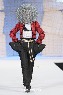 A ILUSORIA DEMENCIA DE JUANA I DE CASTELA. FASHION DESIGNER: FRANCISCO JAVIER NOGUEIRA LOIRA. RUNWAY FASHION OF YOUNG FASHION DESIGNER 2010