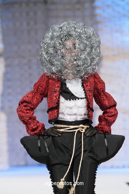 A ILUSORIA DEMENCIA DE JUANA I DE CASTELA. DISEÑADOR: FRANCISCO JAVIER NOGUEIRA LOIRA. PASARELA TESOIRA 2010 DE MODA NUEVOS CREADORES 2010