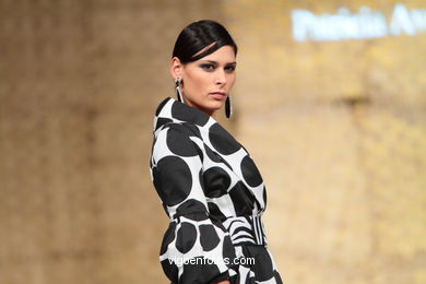 PASARELA GAUDÍ. FASHION DESIGNER: PATRICIA AVENDAÑO. RUNWAY FASHION OF YOUNG FASHION DESIGNER 2010