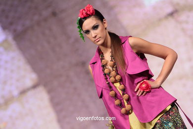 MEETING POT. FASHION DESIGNER: RAQUEL PEREIRO LÓPEZ. RUNWAY FASHION OF YOUNG FASHION DESIGNER 2010