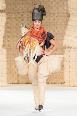 PAXAROS NA CABEZA. FASHION DESIGNER: EVA SOTO CONDE. RUNWAY FASHION OF YOUNG FASHION DESIGNER 2010