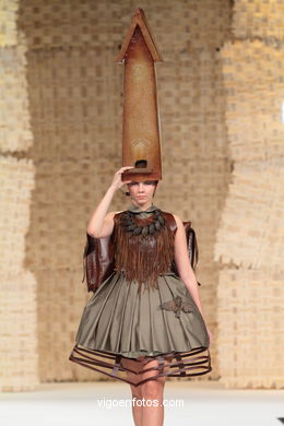 PAXAROS NA CABEZA. FASHION DESIGNER: EVA SOTO CONDE. RUNWAY FASHION OF YOUNG FASHION DESIGNER 2010