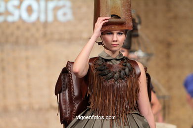 PAXAROS NA CABEZA. FASHION DESIGNER: EVA SOTO CONDE. RUNWAY FASHION OF YOUNG FASHION DESIGNER 2010