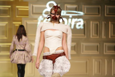 MODA: A MENTE DEMENTE DE SEVÉRINE SÉRIZY - MÓNICA BASTÓN PAZ - TESOIRA 2008. PASARELA DE MODA