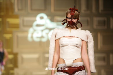 MODA: A MENTE DEMENTE DE SEVÉRINE SÉRIZY - MÓNICA BASTÓN PAZ - TESOIRA 2008. PASARELA DE MODA