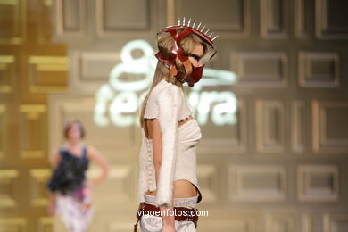 MODA: A MENTE DEMENTE DE SEVÉRINE SÉRIZY - MÓNICA BASTÓN PAZ - TESOIRA 2008. PASARELA DE MODA