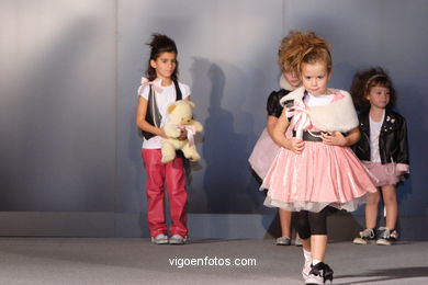 COLECCIÓN DE MODA DE MARIA LORENZO Y CRISTINA MEGIAS - PASARELA DE MODA JÓVENES DISEÑADORES 2007 - VIGOFERIA