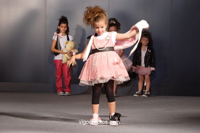 COLECCIÓN DE MODA DE MARIA LORENZO Y CRISTINA MEGIAS - PASARELA DE MODA JÓVENES DISEÑADORES 2007 - VIGOFERIA