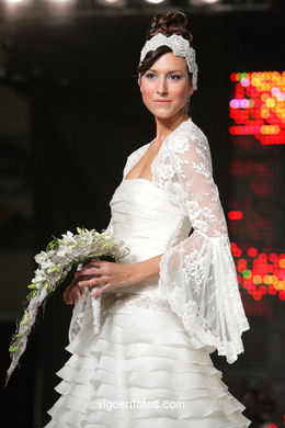 WEDDING DRESSES. COLLECTION 2010. RUNWAY FASHION. SPOSA NOIVAS 2010. 