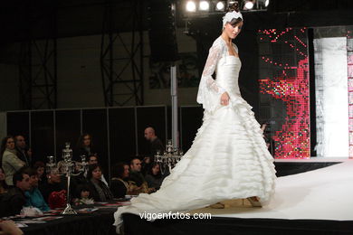 WEDDING DRESSES. COLLECTION 2010. RUNWAY FASHION. SPOSA NOIVAS 2010. 