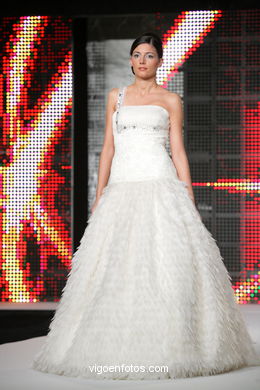 WEDDING DRESSES. COLLECTION 2010. RUNWAY FASHION. SPOSA NOIVAS 2010. 