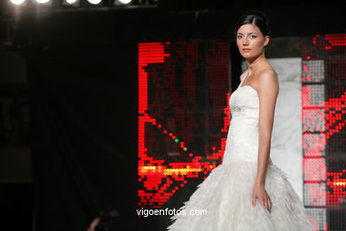 WEDDING DRESSES. COLLECTION 2010. RUNWAY FASHION. SPOSA NOIVAS 2010. 