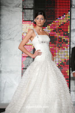 WEDDING DRESSES. COLLECTION 2010. RUNWAY FASHION. SPOSA NOIVAS 2010. 