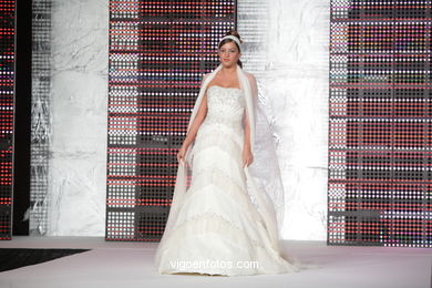 WEDDING DRESSES. COLLECTION 2010. RUNWAY FASHION. SPOSA NOIVAS 2010. 