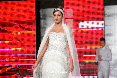 WEDDING DRESSES. COLLECTION 2010. RUNWAY FASHION. SPOSA NOIVAS 2010. 