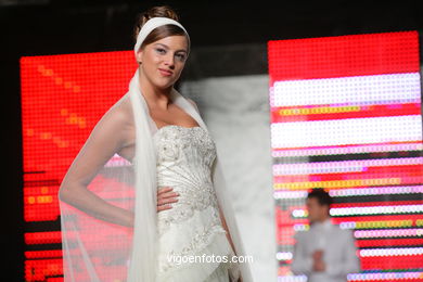 WEDDING DRESSES. COLLECTION 2010. RUNWAY FASHION. SPOSA NOIVAS 2010. 