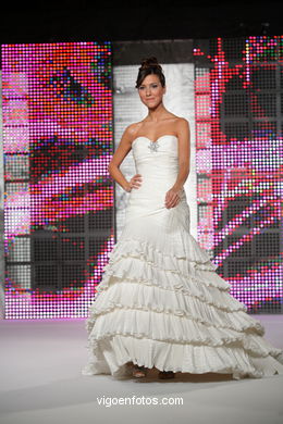 WEDDING DRESSES. COLLECTION 2010. RUNWAY FASHION. VIA NOVIA 2010