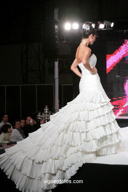 WEDDING DRESSES. COLLECTION 2010. RUNWAY FASHION. VIA NOVIA 2010