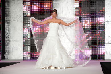 NOVIAS. VIA NOVIA 2010. VESTIDOS DE NOVIA.