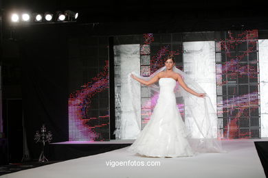 WEDDING DRESSES. COLLECTION 2010. RUNWAY FASHION. VIA NOVIA 2010