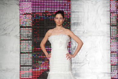 WEDDING DRESSES. COLLECTION 2010. RUNWAY FASHION. VIA NOVIA 2010