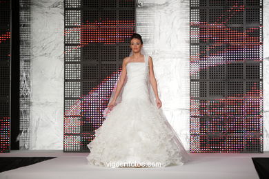 WEDDING DRESSES. COLLECTION 2010. RUNWAY FASHION. VIA NOVIA 2010