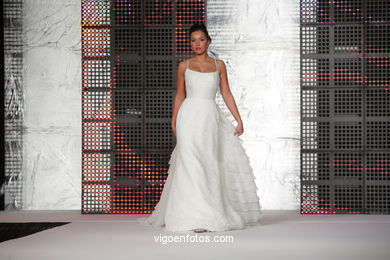 WEDDING DRESSES. COLLECTION 2010. RUNWAY FASHION. VIA NOVIA 2010