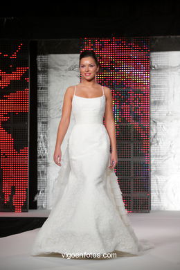 WEDDING DRESSES. COLLECTION 2010. RUNWAY FASHION. VIA NOVIA 2010