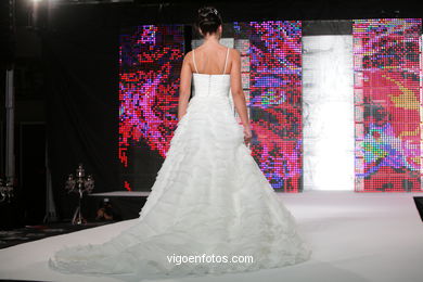 WEDDING DRESSES. COLLECTION 2010. RUNWAY FASHION. VIA NOVIA 2010