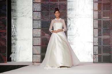 WEDDING DRESSES. COLLECTION 2010. RUNWAY FASHION. VIA NOVIA 2010