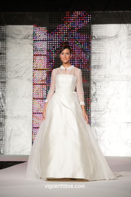 WEDDING DRESSES. COLLECTION 2010. RUNWAY FASHION. VIA NOVIA 2010