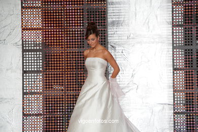 WEDDING DRESSES. COLLECTION 2010. RUNWAY FASHION. VIA NOVIA 2010