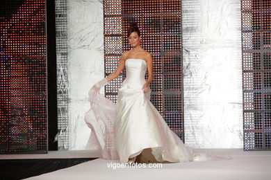 WEDDING DRESSES. COLLECTION 2010. RUNWAY FASHION. VIA NOVIA 2010