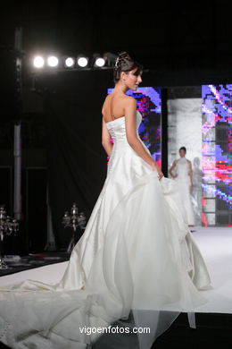 WEDDING DRESSES. COLLECTION 2010. RUNWAY FASHION. VIA NOVIA 2010