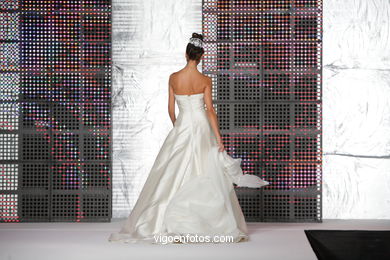 WEDDING DRESSES. COLLECTION 2010. RUNWAY FASHION. VIA NOVIA 2010