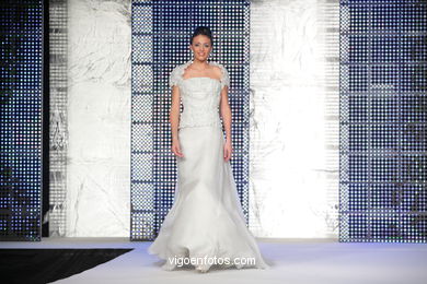 WEDDING DRESSES. COLLECTION 2010. RUNWAY FASHION. PRONOVIA 2010. 