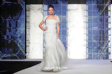 WEDDING DRESSES. COLLECTION 2010. RUNWAY FASHION. PRONOVIA 2010. 