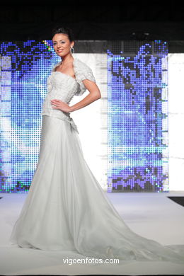 WEDDING DRESSES. COLLECTION 2010. RUNWAY FASHION. PRONOVIA 2010. 