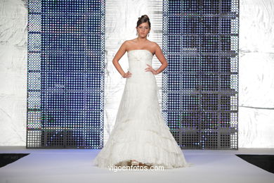 WEDDING DRESSES. COLLECTION 2010. RUNWAY FASHION. PRONOVIA 2010. 