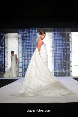 WEDDING DRESSES. COLLECTION 2010. RUNWAY FASHION. PRONOVIA 2010. 