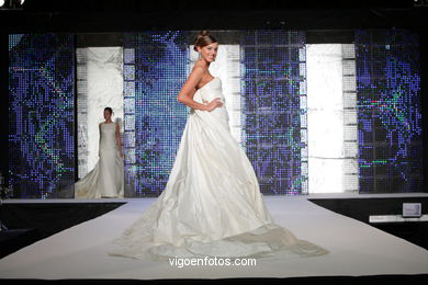 WEDDING DRESSES. COLLECTION 2010. RUNWAY FASHION. PRONOVIA 2010. 