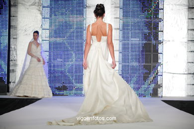 WEDDING DRESSES. COLLECTION 2010. RUNWAY FASHION. PRONOVIA 2010. 