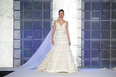 WEDDING DRESSES. COLLECTION 2010. RUNWAY FASHION. PRONOVIA 2010. 