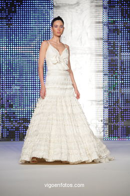 WEDDING DRESSES. COLLECTION 2010. RUNWAY FASHION. PRONOVIA 2010. 