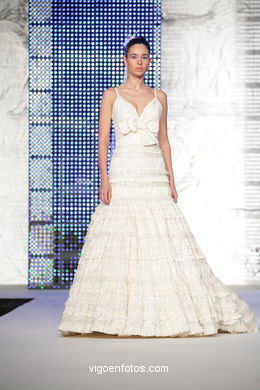 WEDDING DRESSES. COLLECTION 2010. RUNWAY FASHION. PRONOVIA 2010. 