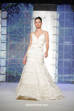 WEDDING DRESSES. COLLECTION 2010. RUNWAY FASHION. PRONOVIA 2010. 