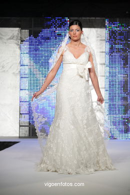 WEDDING DRESSES. COLLECTION 2010. RUNWAY FASHION. PRONOVIA 2010. 