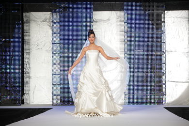 WEDDING DRESSES. COLLECTION 2010. RUNWAY FASHION. PRONOVIA 2010. 